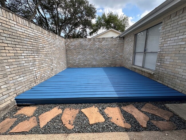 Building Photo - 21339 Park Mt Dr