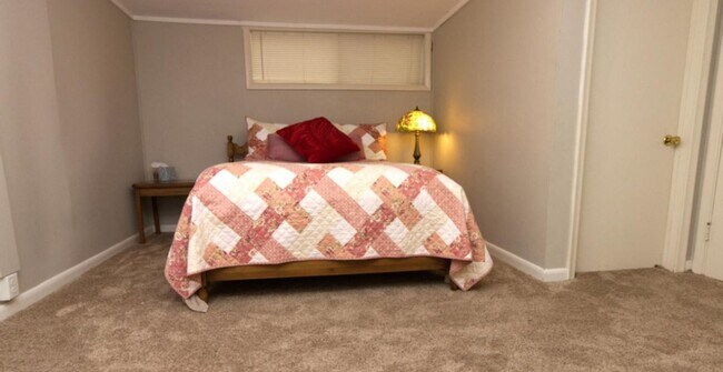 Building Photo - 2 Bed/ 1 Bath Mother in Law in Awesome nei...