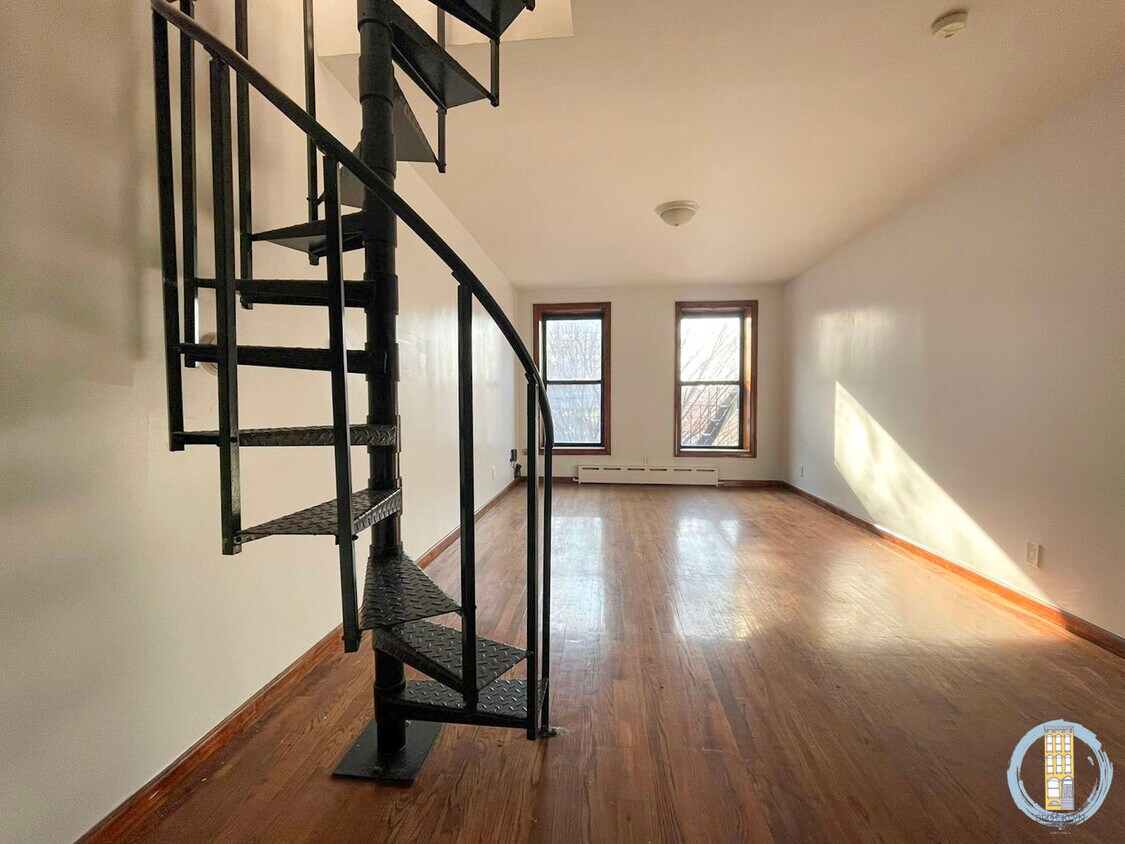 Primary Photo - 577 Warren St