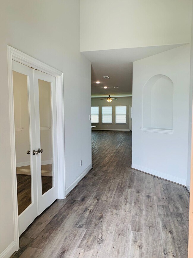 Building Photo - 7804 Cottonwood Dr