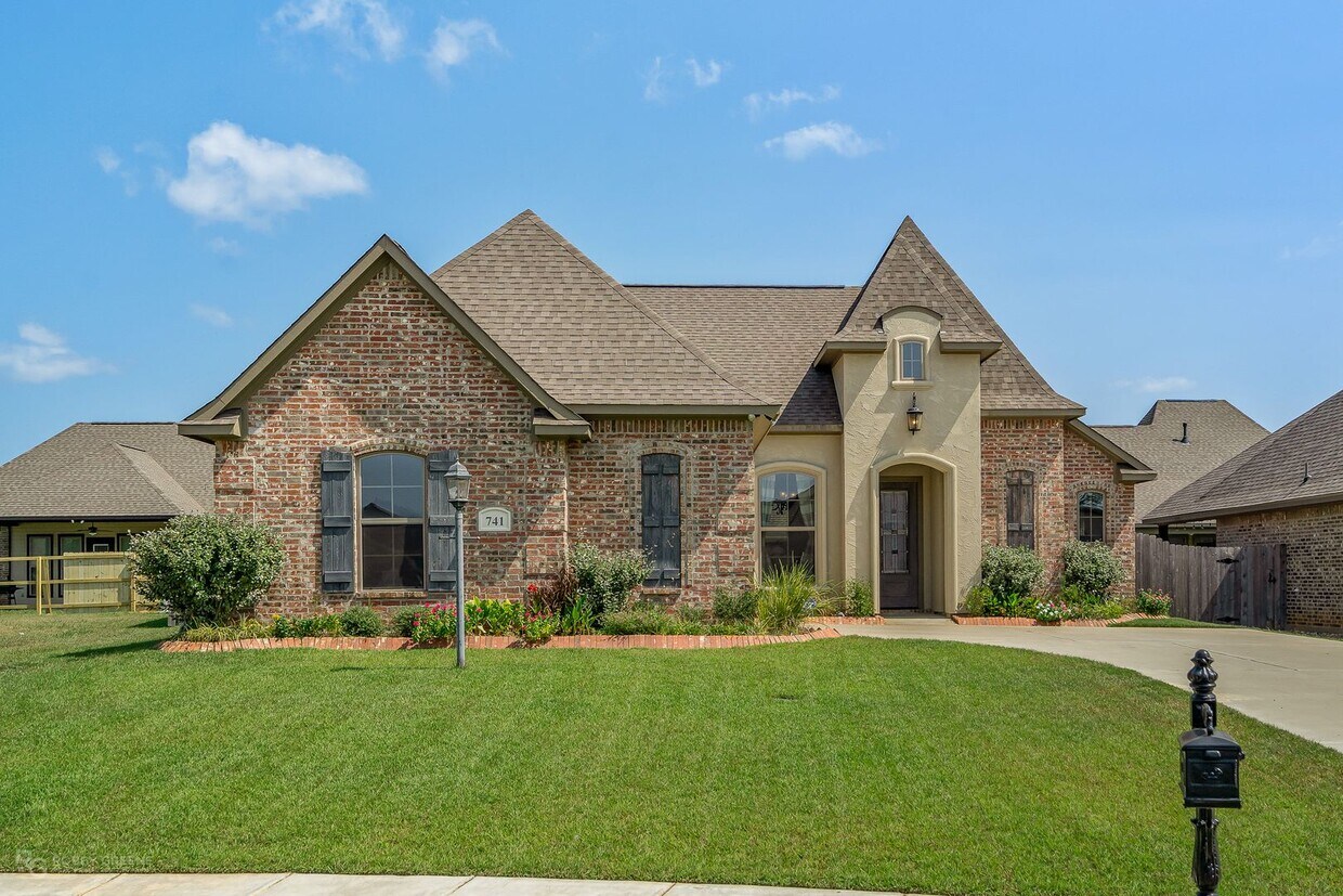 Foto principal - Beautiful Home in Desirable Dogwood South