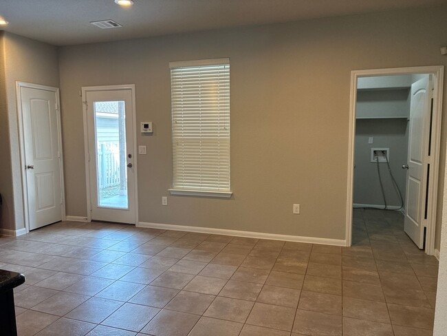 Foto del edificio - Beautiful 3BR 2.5BA Home w/ Community Pools and Trails • Granite Counters • Detached 2-Car in  Tu...