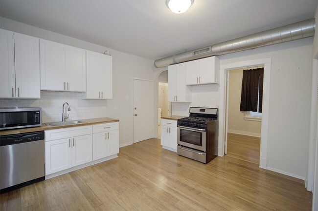 Building Photo - 2945 N Ridgeway Ave