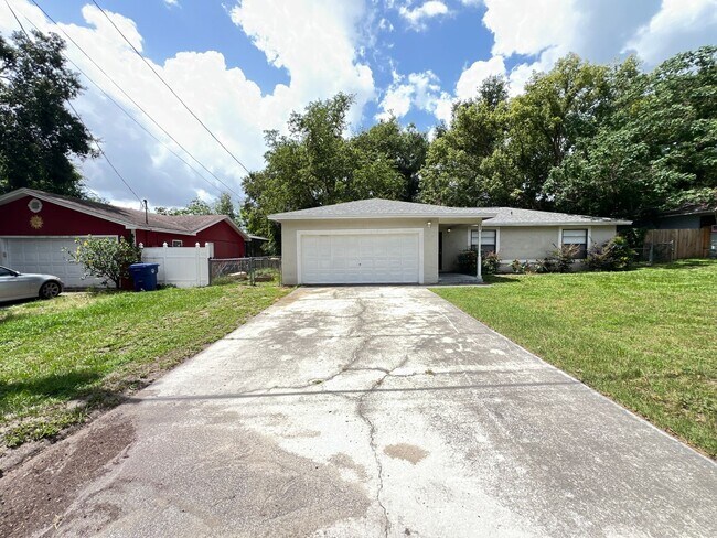 Building Photo - Beautiful 3B/2B Home in Minneola!