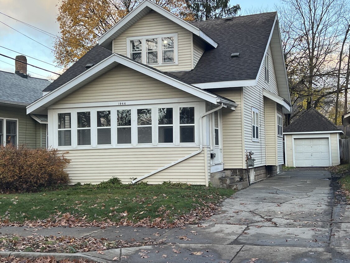 Primary Photo - 1944 Oakwood Ave NE