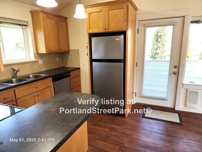 Stainless steel appliances - 2929 Portland St