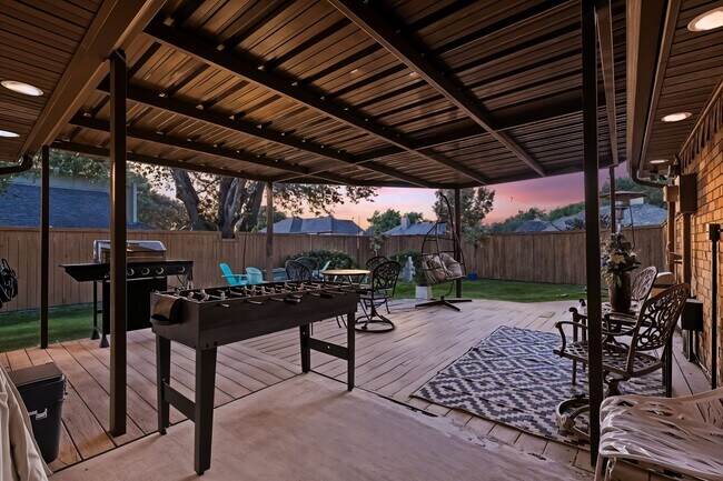 Foto del edificio - 7581 Kings Ridge Rd