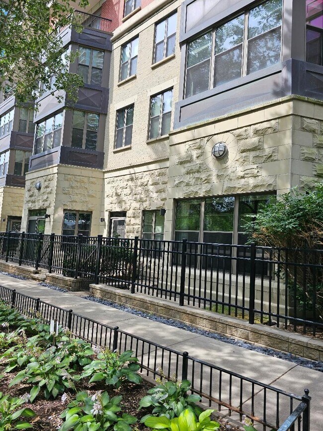 Foto del edificio - 1250 S Indiana Ave