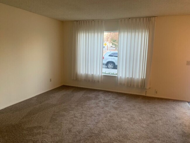 Foto del edificio - 2 bedrooms, 1.5 bath townhouse apartment