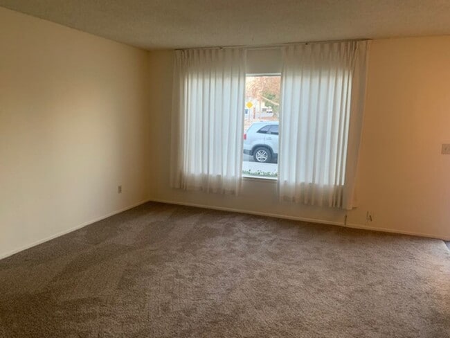 Building Photo - 2 bedrooms, 1.5 bath townhouse apartment