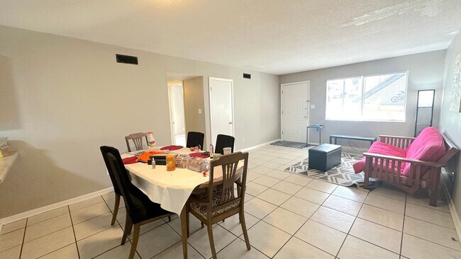 Foto del edificio - WALKABLE 2/1 TWN w/ New Carpets & Washer/Dryer! Close to Downtown! $1075/month Avail NOW!