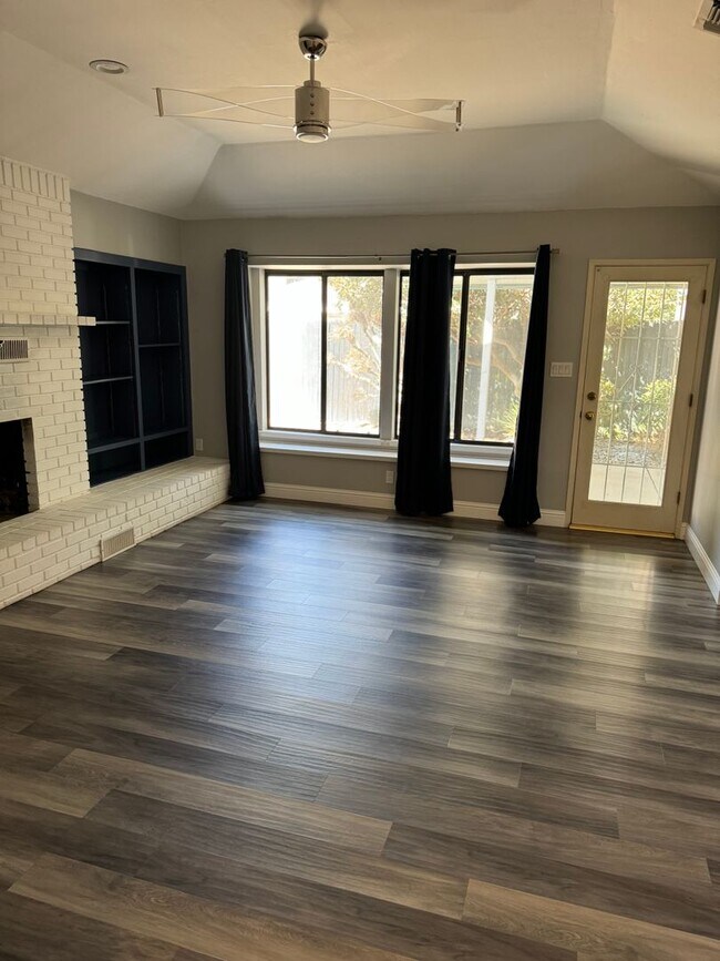 Building Photo - 3 bedroom 2 bath home in The Oaks