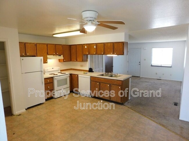 Building Photo - 1102 E Carolina Ave