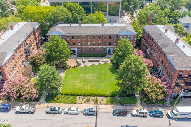 Foto del edificio - 817 Hillsborough St