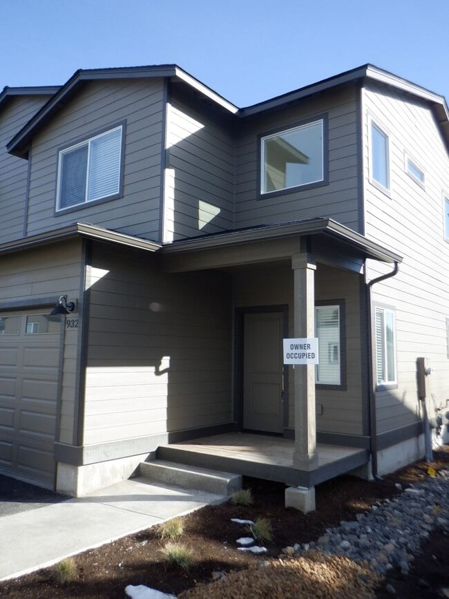 Building Photo - 932 NE Paula Dr