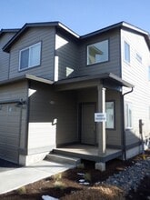 Building Photo - 932 NE Paula Dr