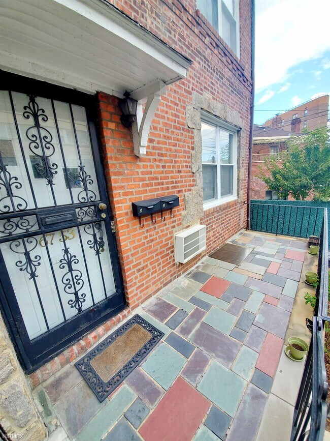 Building Photo - 3 br, 2 bath House - 6753 Clyde St 1