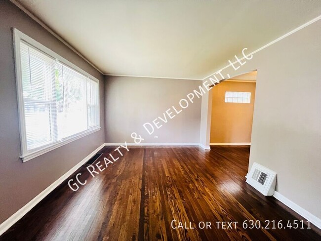 Building Photo - *** 2 BDRM / LAUNDRY HOOKUPS IN UNIT / BAS...