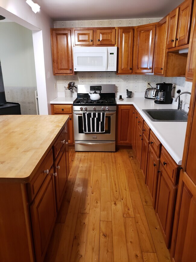 Building Photo - 363 Lakeview Dr