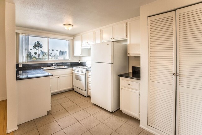 Foto del edificio - 1962 Beachwood Dr