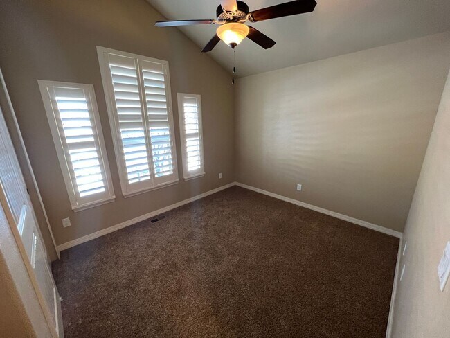 Building Photo - Beautiful 5 Bedroom Ranch Style Home in Fl...