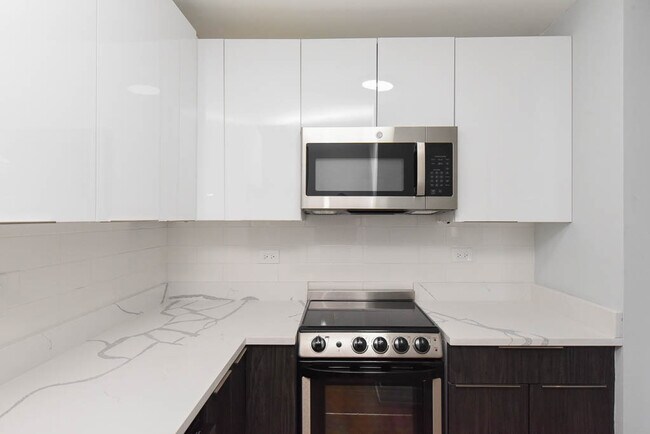 Building Photo - 6026 N Winthrop Ave