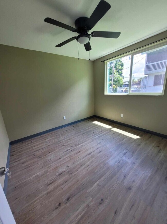 Foto del edificio - 3 bedroom 1 bath Duplex in Hilo