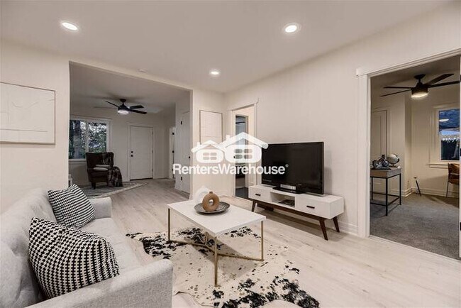 Foto del edificio - 12-17 MONTH LEASE! Available 7/14! Light A...