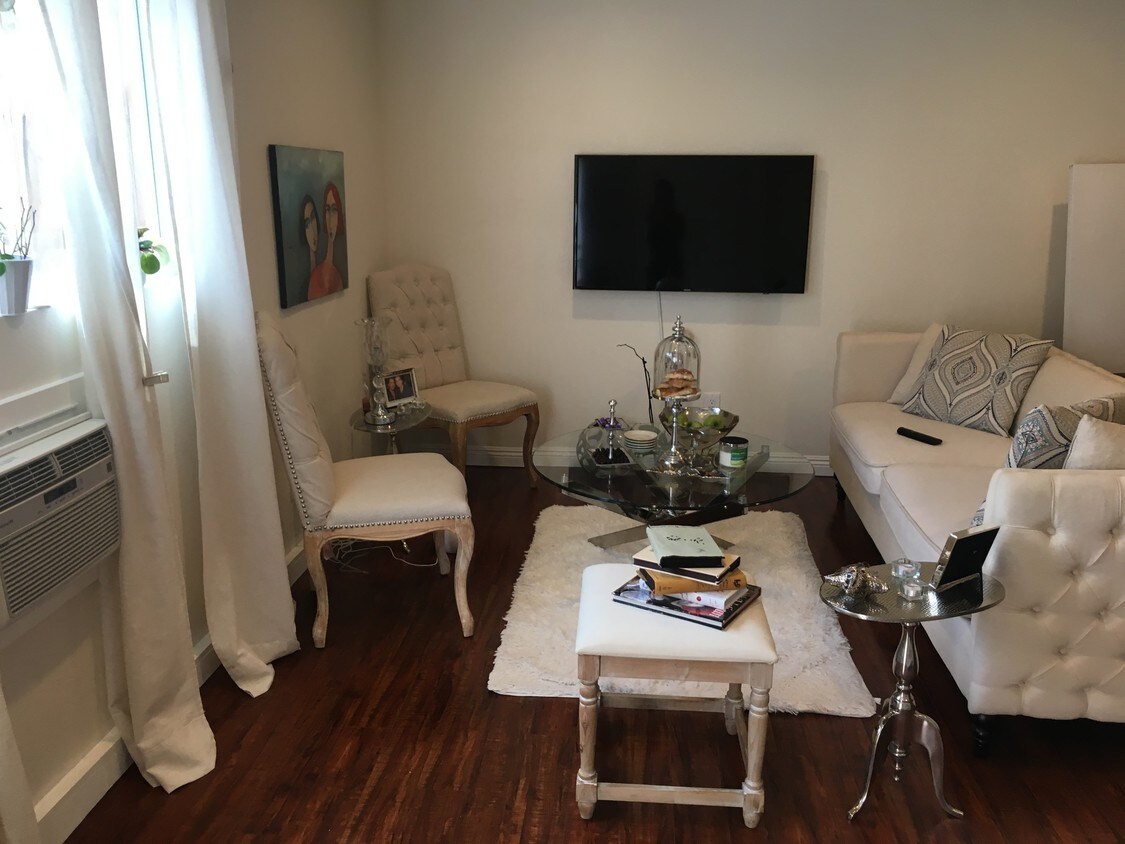 Foto principal - 24042 Welby Way