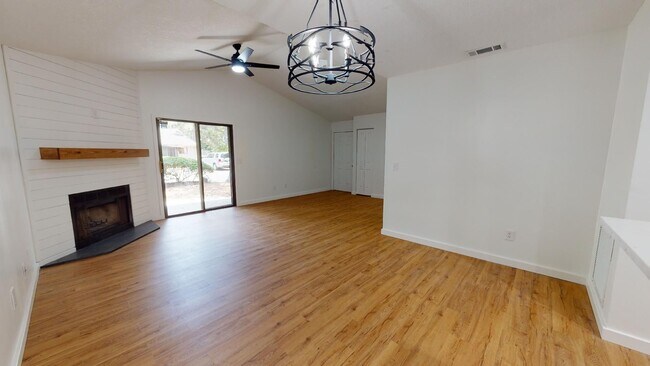 Foto del edificio - Beautifully remodeled 2 bedroom, 2 bath du...