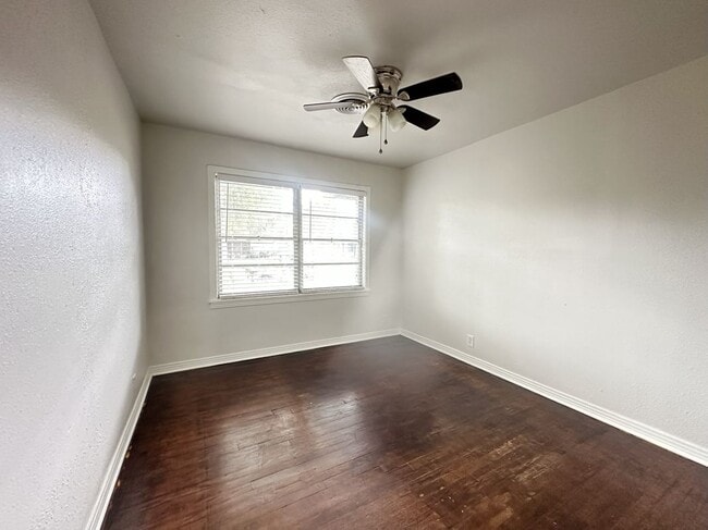 Building Photo - 6419 Thrush Dr