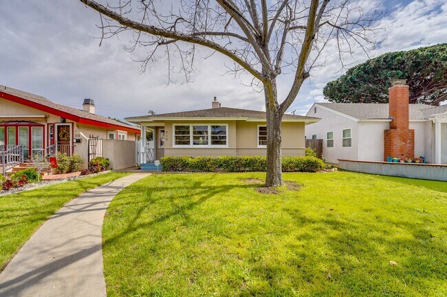 Foto del edificio - Cute-as-a-Button Coronado "Palmer" Home in a Fabulous School-Side Location – Coronado Village