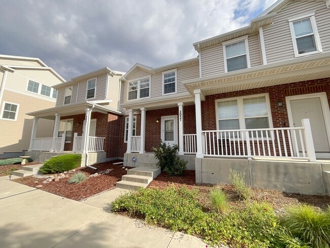 Building Photo - 2 Bedroom Townhome Available Near S Circle...