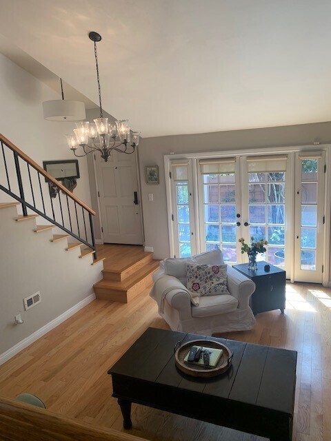 Lounge - 2003 Nelson Ave