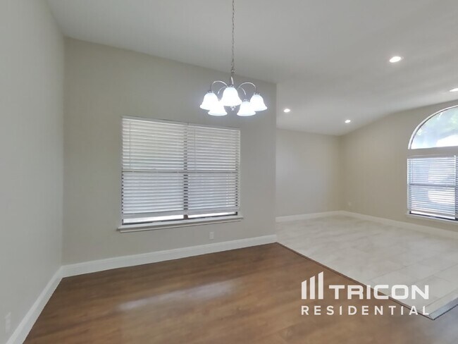 Building Photo - 8755 Ridge Moon Dr
