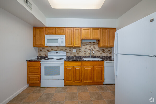 Cocina: 5 habitaciones, 2 camas dobles, 1 Ba: 1.000 pies cuadrados - Bucks Run Apts.