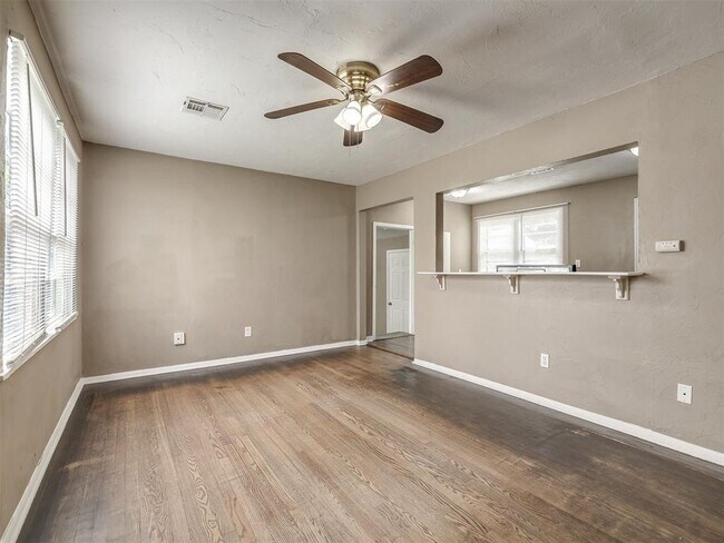 Building Photo - 209 Elm St