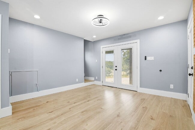 Foto del edificio - 1571 Lakeshore Dr