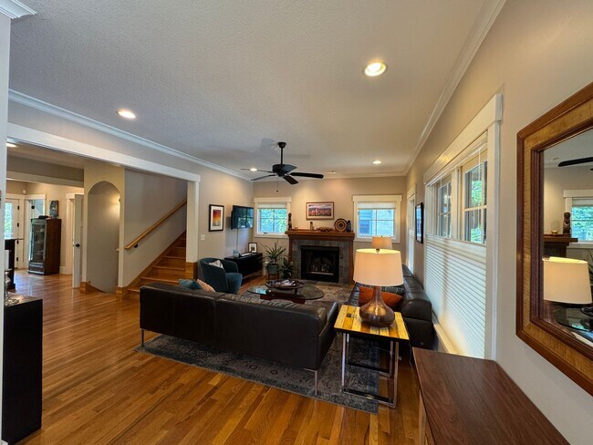 Foto del edificio - Central AVL - Beautiful Custom Home with F...