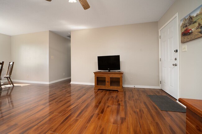 Building Photo - Beautiful 3 Bedroom Home outside of Centerville