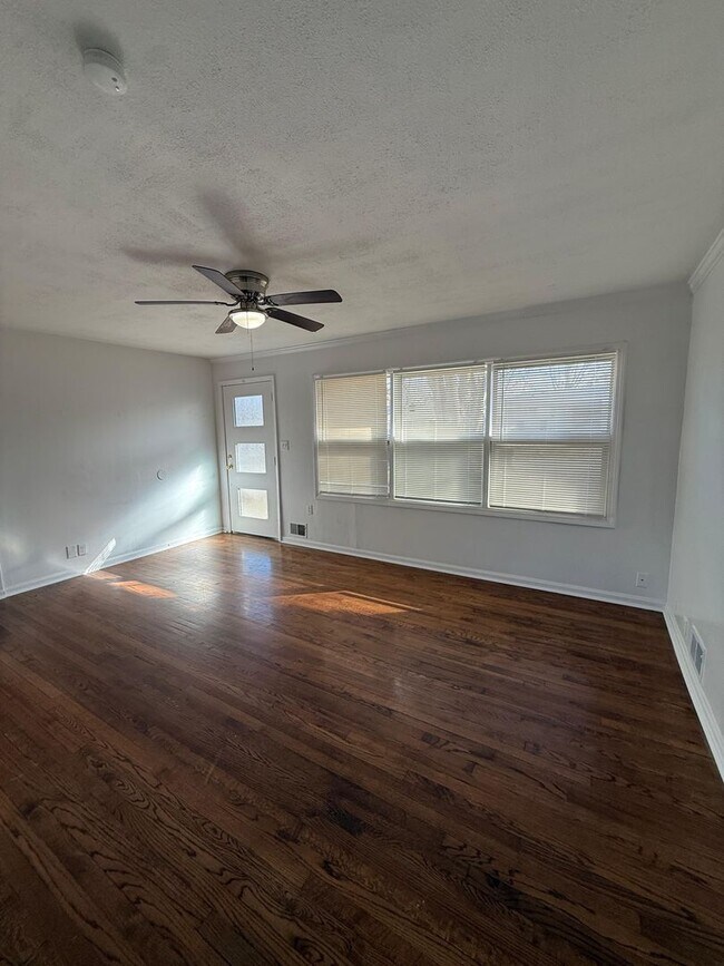 Foto del edificio - 4 bed 1 bath