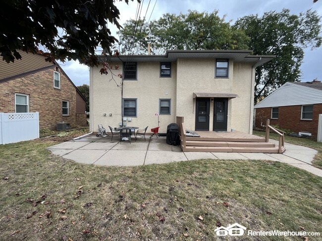 Building Photo - 24 16th Ave N