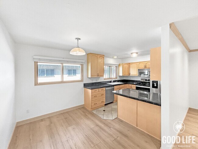 Foto del edificio - Beautiful 2B/1.5BA Condo W/ AC & Reserved Parking in Point Loma!