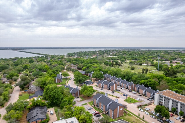 Community view - Lakeside Apartments
