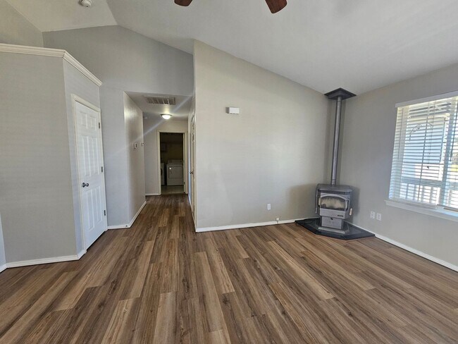 Foto del edificio - 3 Bedroom Home with Outdoor Space