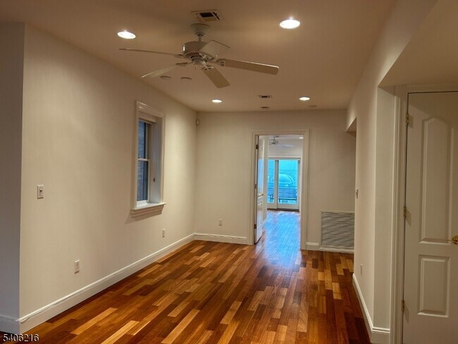 Building Photo - 94 Walnut St