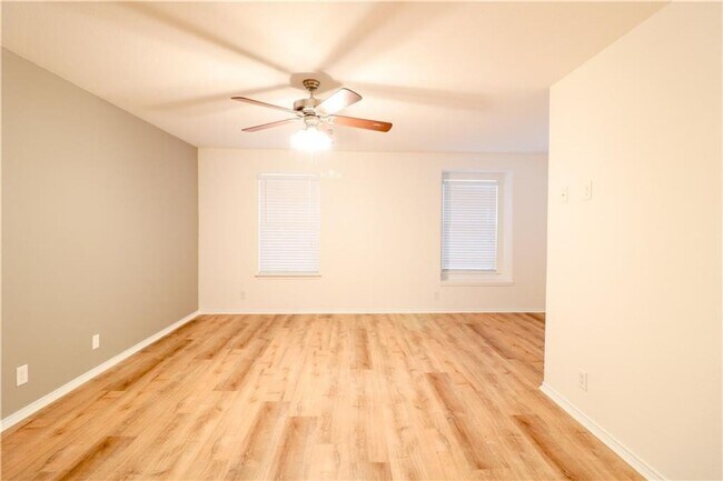 Foto del edificio - Beautiful 2-Level 3 BR / 2.5 BA Home for R...