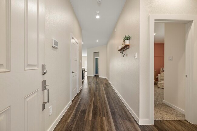 Building Photo - 573 Newcomb Holw Dr