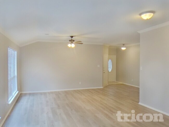 Foto del edificio - 716 Sequoia Dr