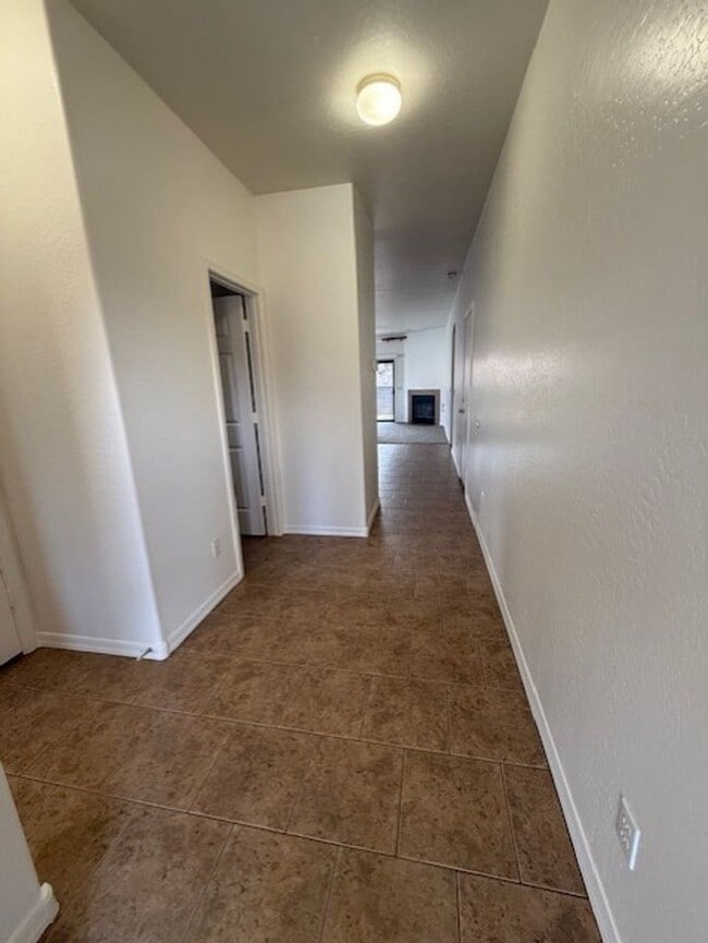 Building Photo - 3 Bed 2 Bath Available Now!! Contact Prope...